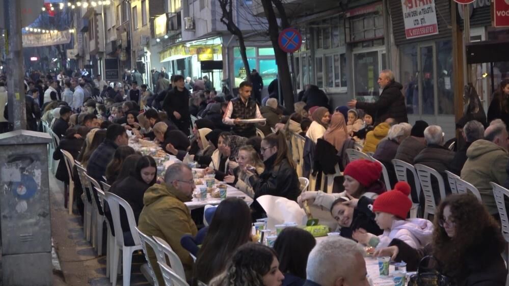 Bursa'da 4 Bin 500 Kişi Iftar Sofrasında Buluştu! (1)