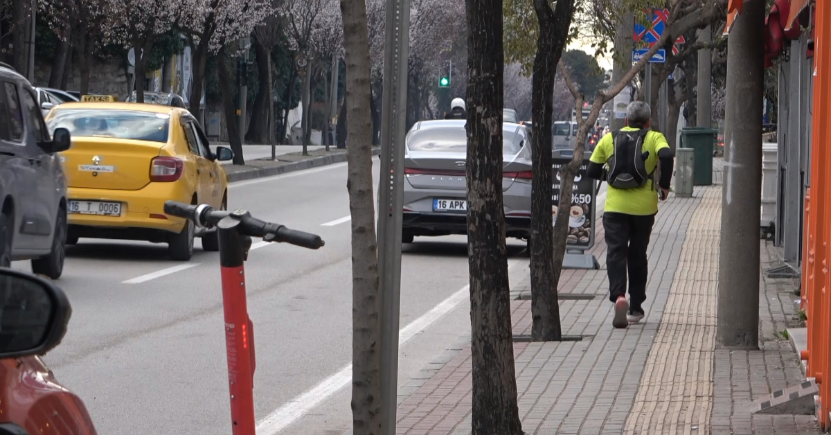 Bursa’da 66 Yaşındaki Esnaf Iftara Koşarak Gidiyor (2)