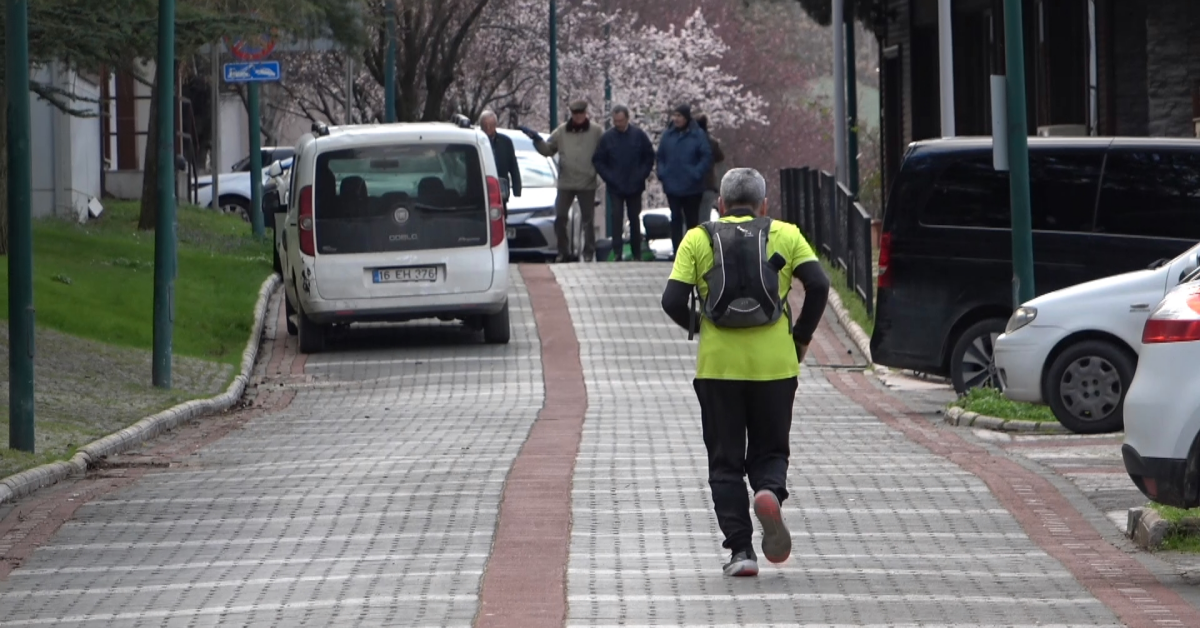 Bursa’da 66 Yaşındaki Esnaf Iftara Koşarak Gidiyor (4)