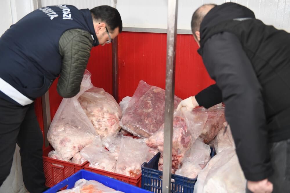Bursa'da 700 Kilo Bozuk Sucuk Imha Edildi! (1)