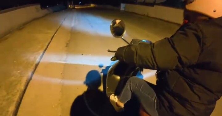 Bursa'da Annesine Gece Motor Sürmeyi Öğreten Genç Izleyenleri Güldürdü! (1)