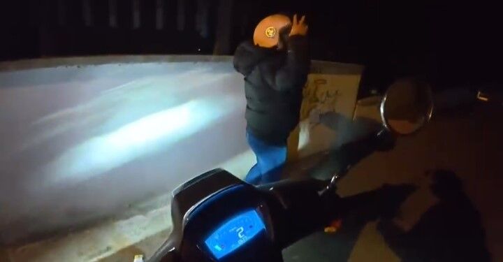 Bursa'da Annesine Gece Motor Sürmeyi Öğreten Genç Izleyenleri Güldürdü! (3)