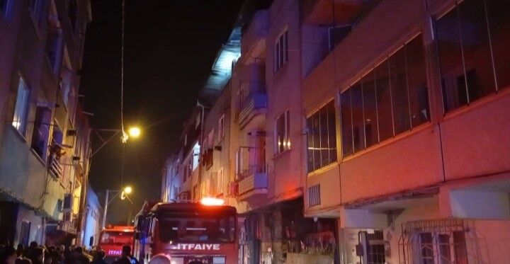 Bursa'da Apartmanın Çatı Katında Korkutan Yangın! (1)