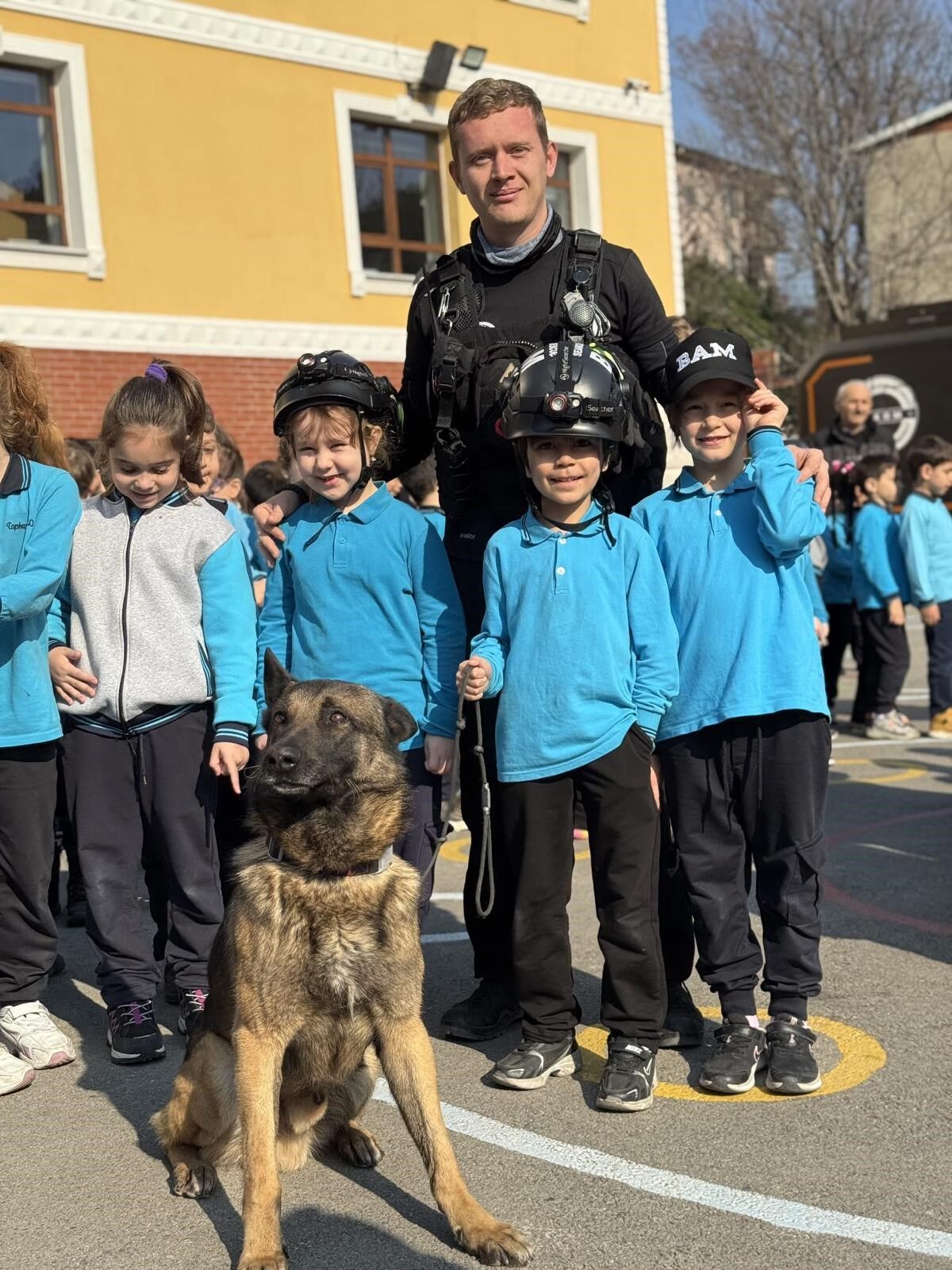 Bursa'da Arama Kurtarma Köpeği Tipo, Öğrencilerin Gözdesi Oldu (1)