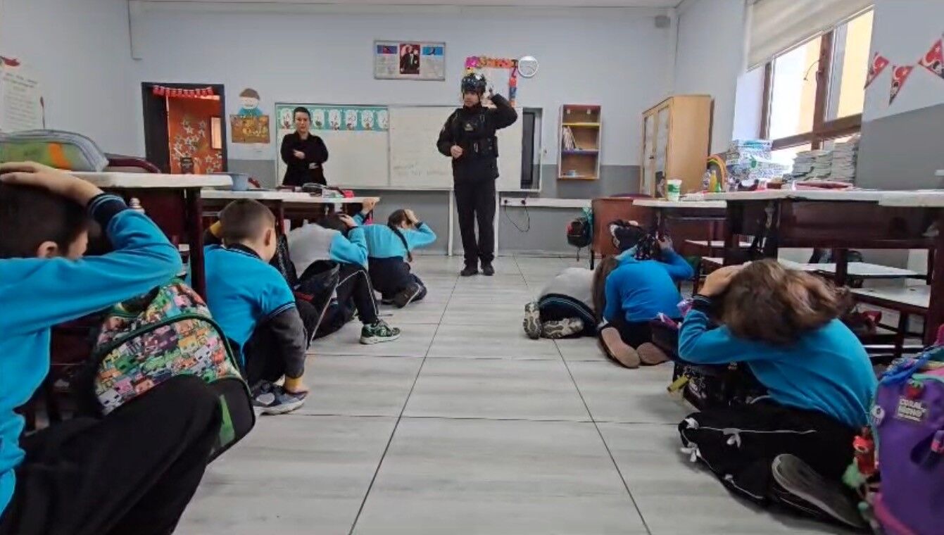 Bursa'da Arama Kurtarma Köpeği Tipo, Öğrencilerin Gözdesi Oldu (4)