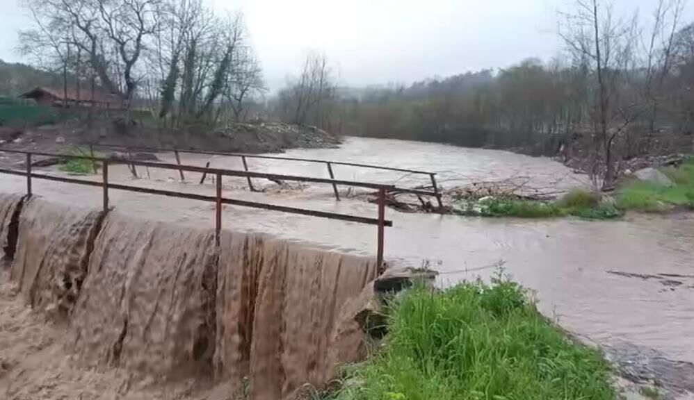Bursa'da Aşırı Yağışlar Köprüyü Trafiğe Kapattı! (2)