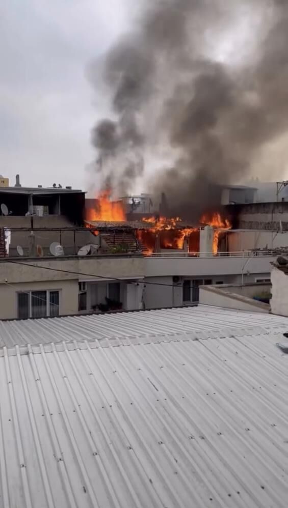 Bursa'da Binanın Çatısında Yangın Çıktı! (2)