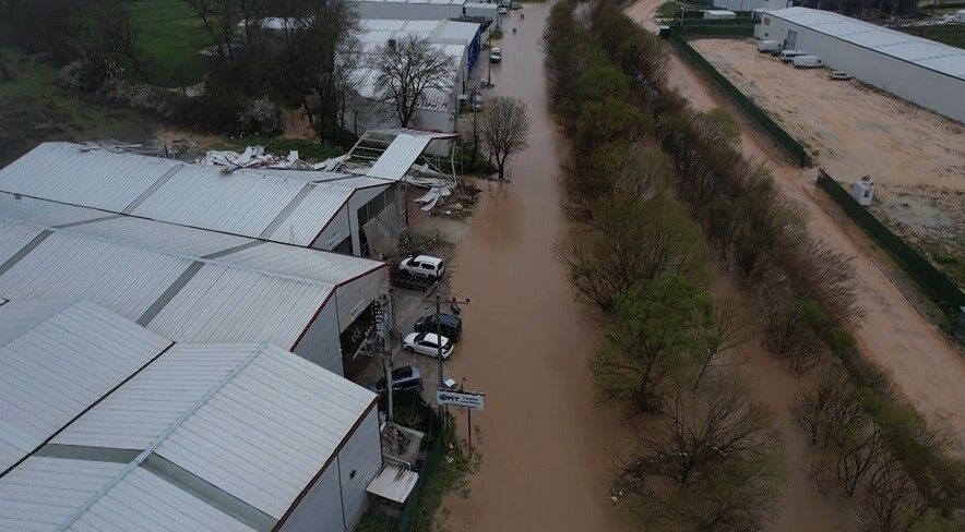 Bursa'da Dere Taştı, Araçlar Mahsur Kaldı! (5)
