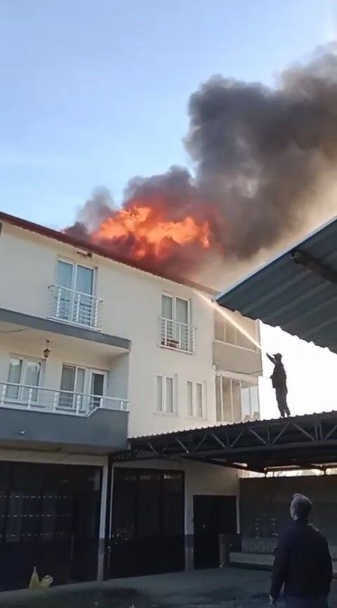 Bursa'da Evin Çatısı Küle Döndü! (1)