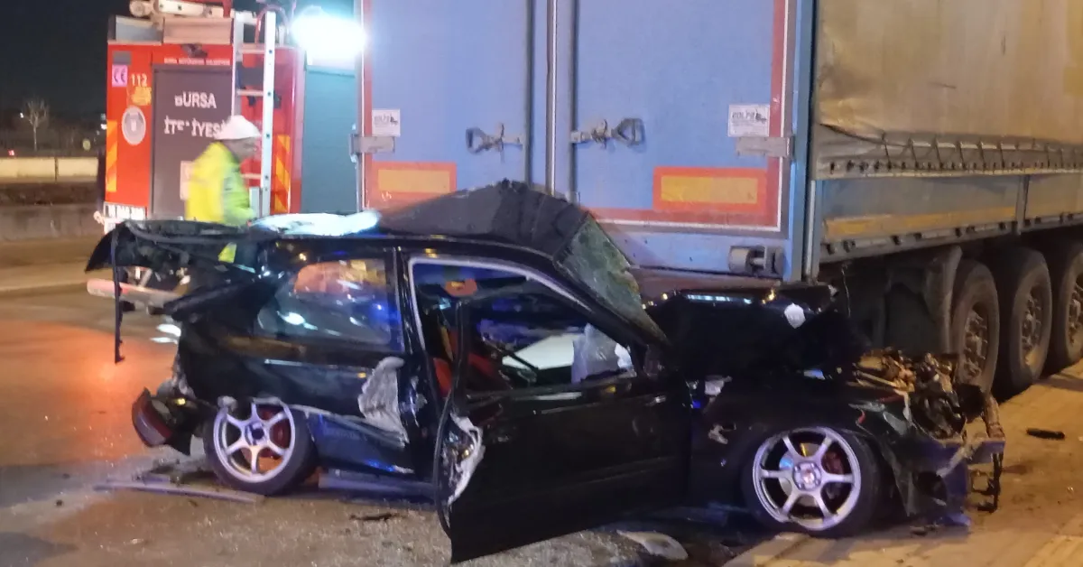 Bursa’da Feci Kaza Otomobil Tırın Altına Girdi (1)