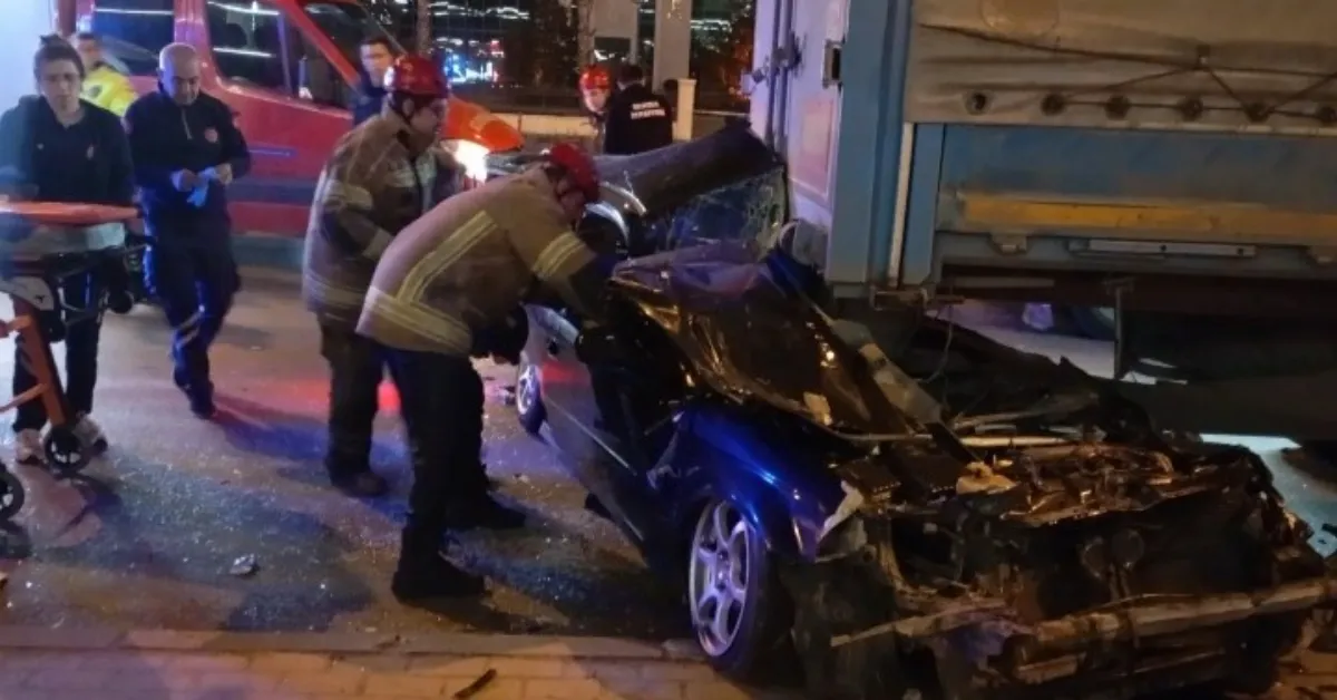 Bursa’da Feci Kaza Otomobil Tırın Altına Girdi (2)