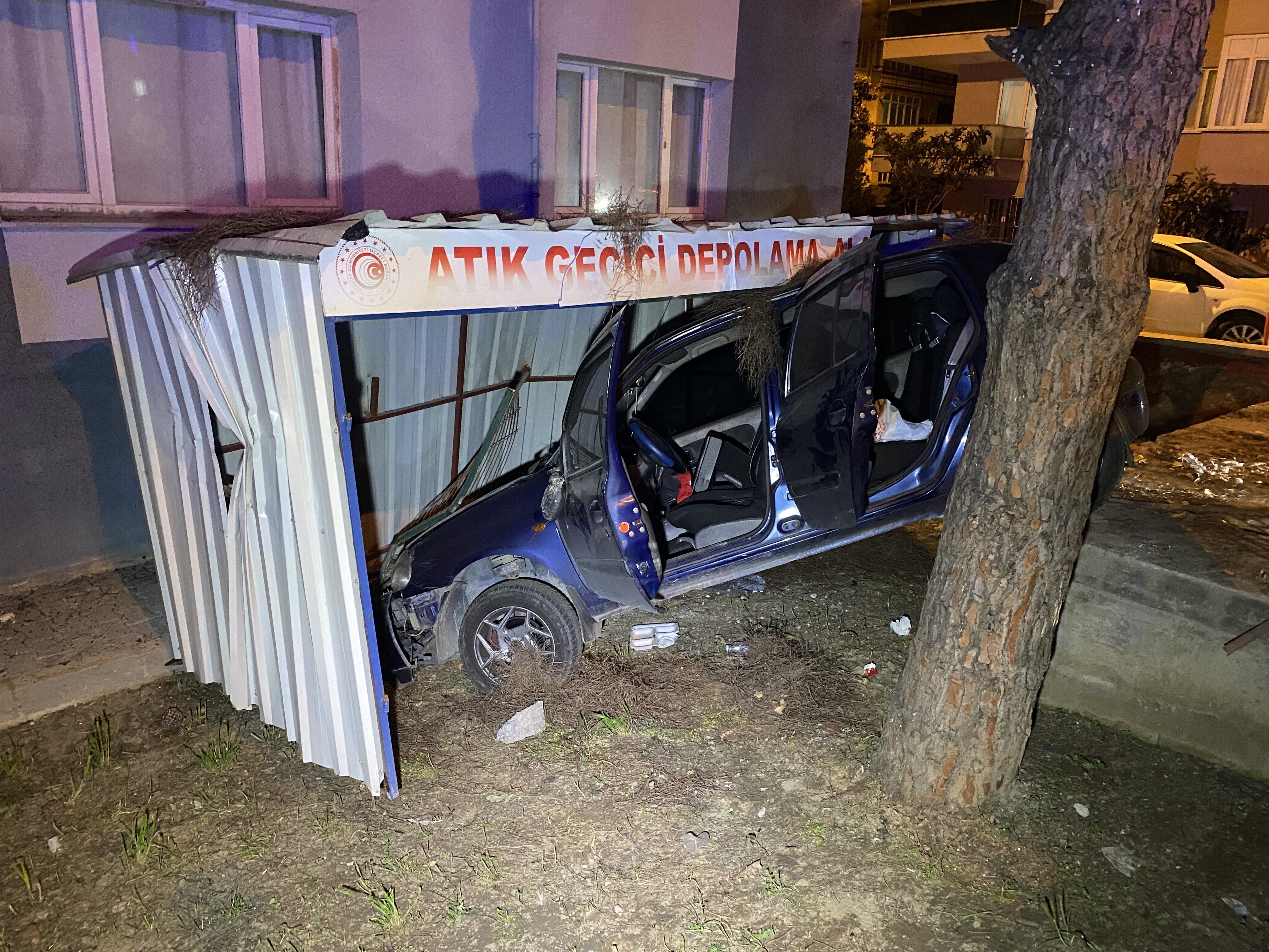 Bursa'da Kontrolden Çıkan Araç Apartmanın Bahçesine Savruldu (1)