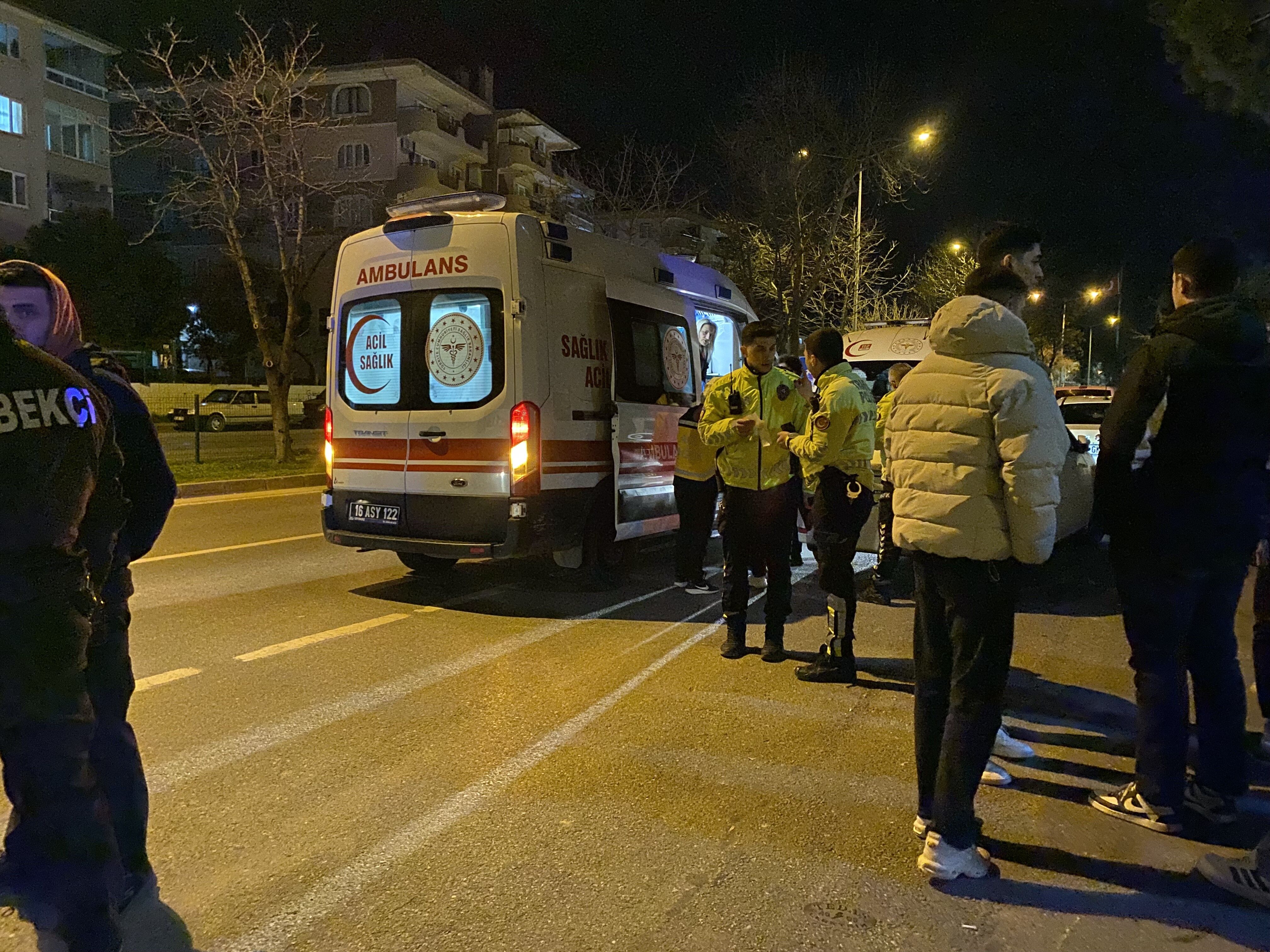 Bursa'da Kontrolden Çıkan Araç Apartmanın Bahçesine Savruldu (3)