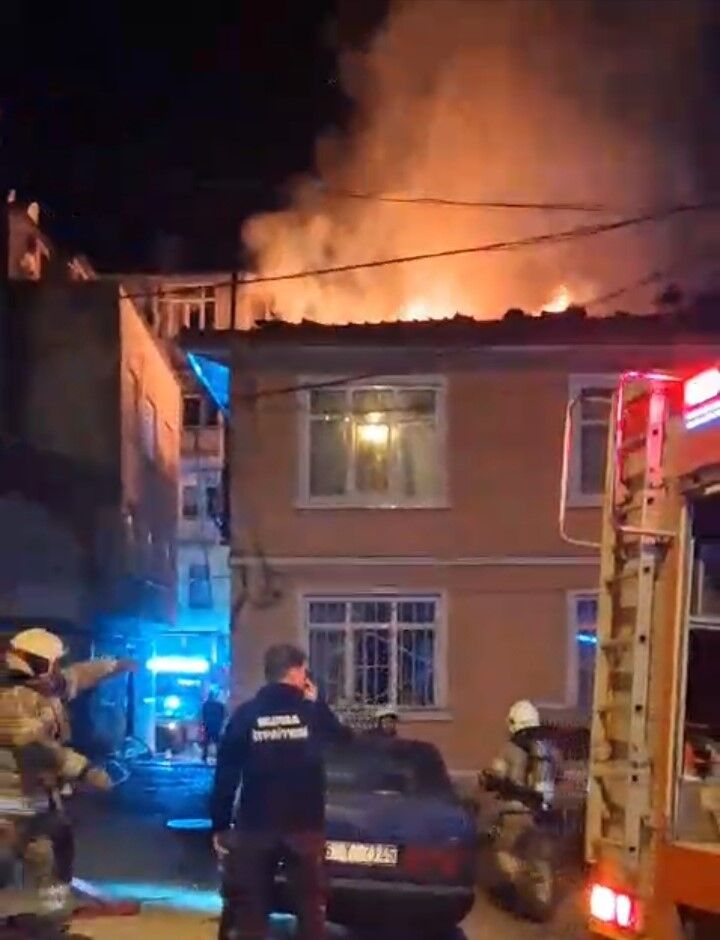 Bursa'da Metruk Binanın Çatı Katı Alevlere Teslim Oldu (1)