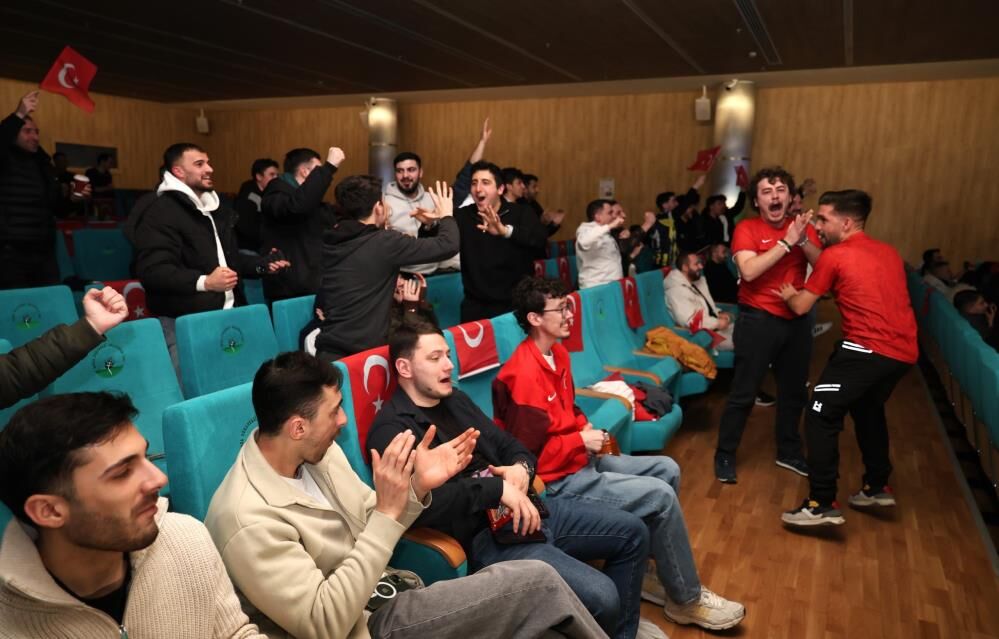 Bursa'da Milli Maç Heyecanı Dev Ekranda Yaşandı! (1)