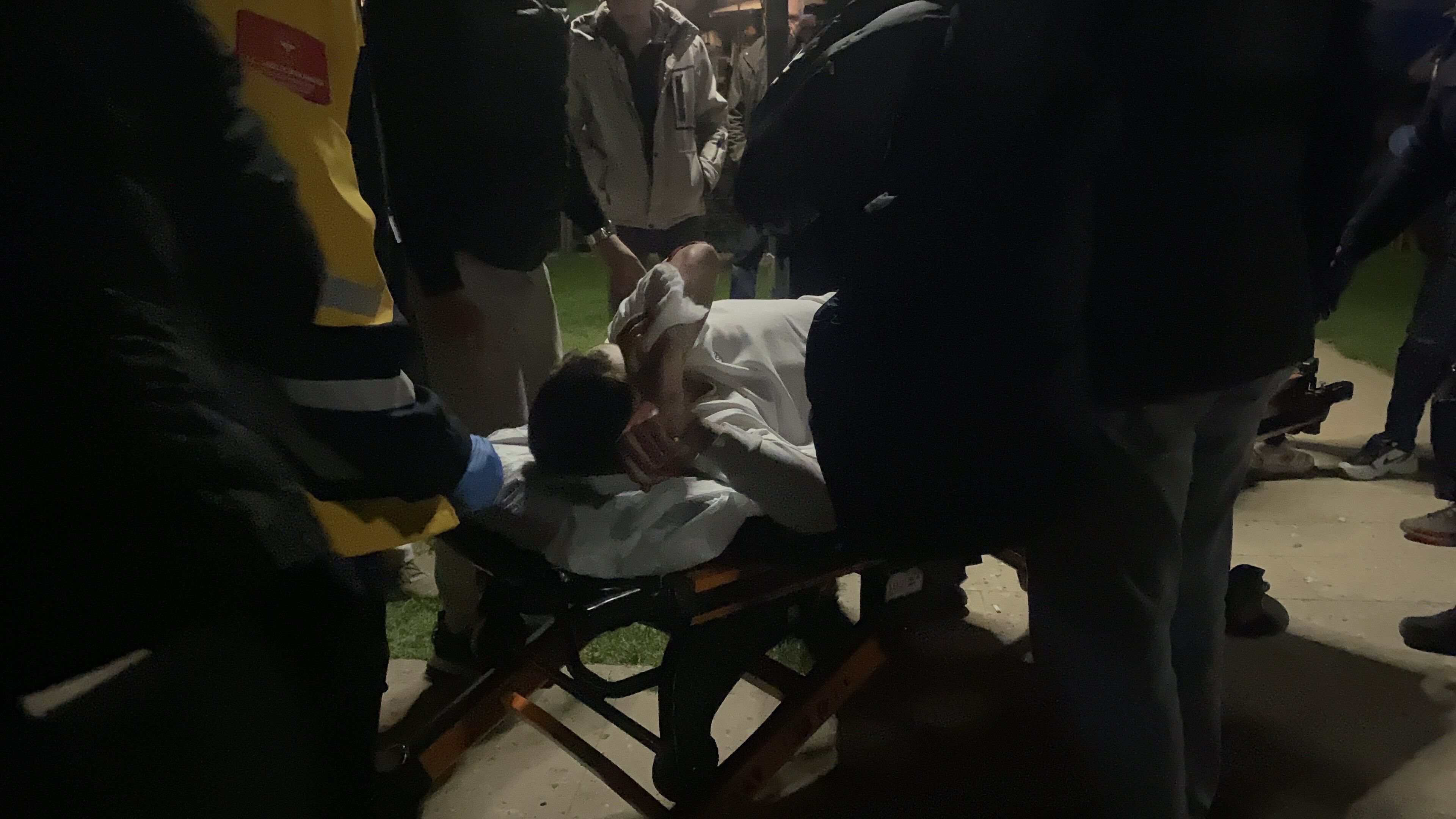 Bursa’da Parkta Bıçaklı Kavga! 16 Yaşındaki Çocuk Yaralandı (4)