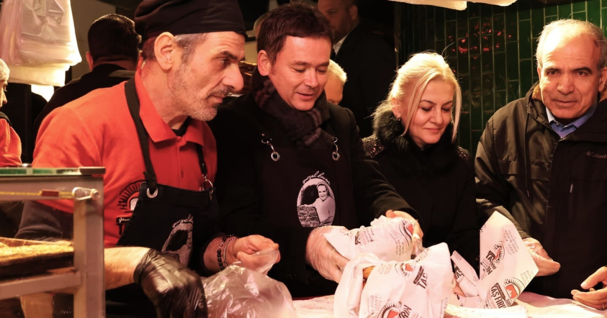 Bursa'da Tarihi Meydanda Sahur Yoğunluğu (2)