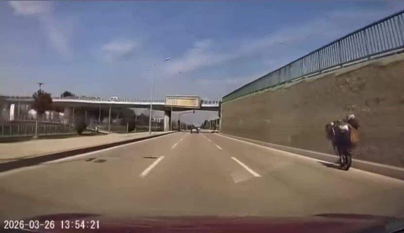Bursa'da Tehlikeli Motosiklet Şovu Kameraya Yansıdı! (2)