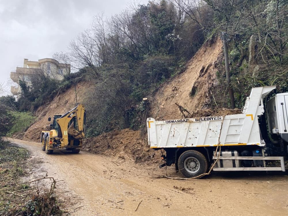 Bursa'da Toprak Kaydı! Bir Kadın Yaşadığı Binada Mahsur Kaldı (1)