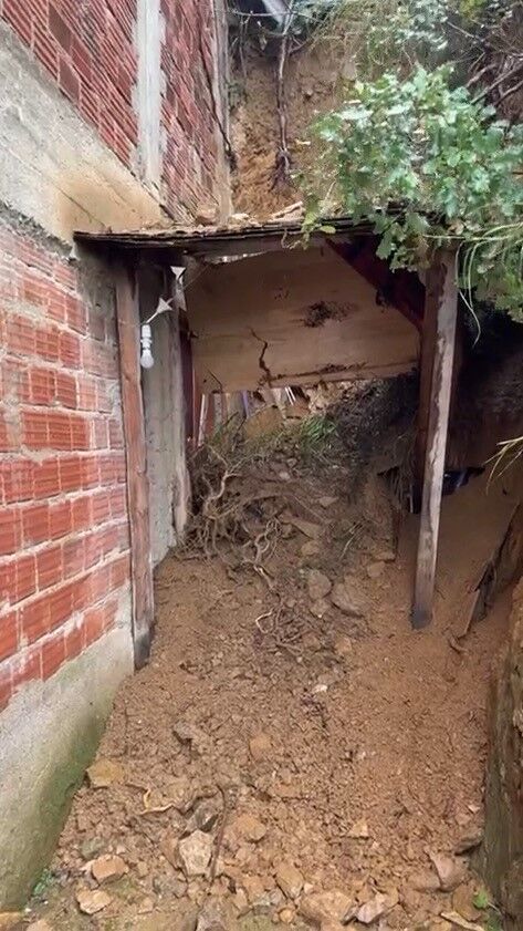 Bursa'da Toprak Kaydı! Bir Kadın Yaşadığı Binada Mahsur Kaldı (2)