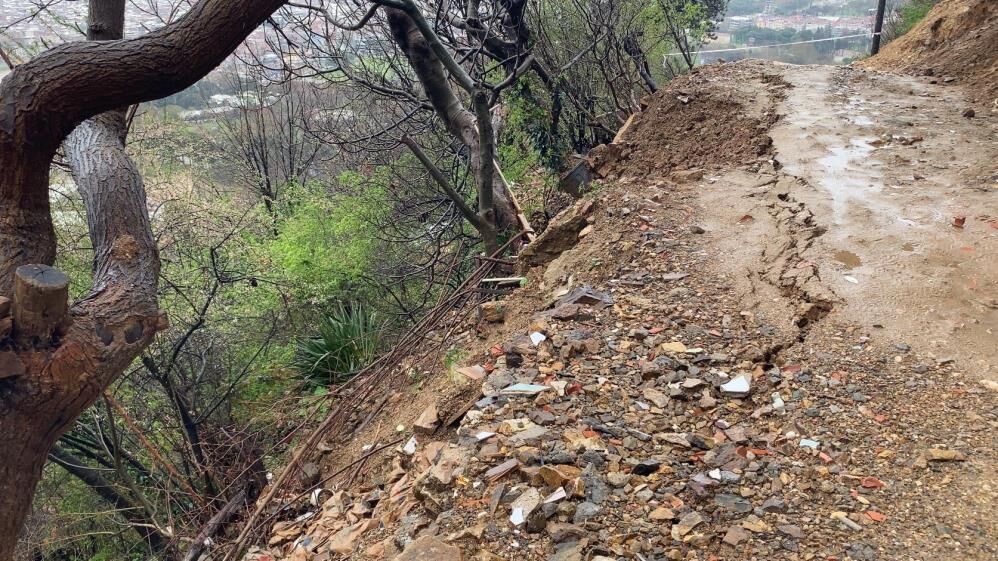 Bursa'da Toprak Kaydı! Bir Kadın Yaşadığı Binada Mahsur Kaldı (3)