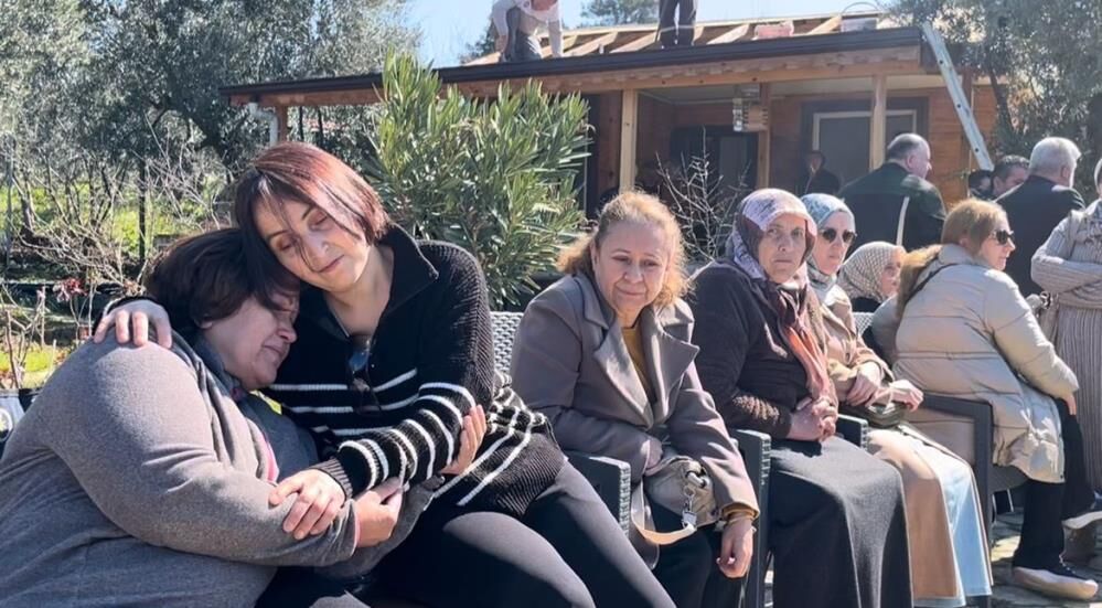 Bursa'da Yıkılan Evlerini Gözyaşlarıyla Izlediler! (1)