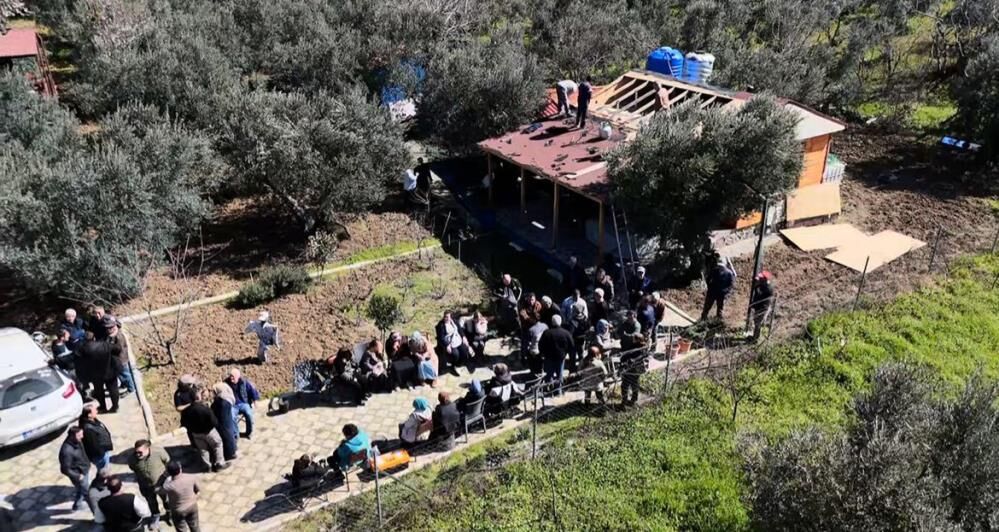 Bursa'da Yıkılan Evlerini Gözyaşlarıyla Izlediler! (2)