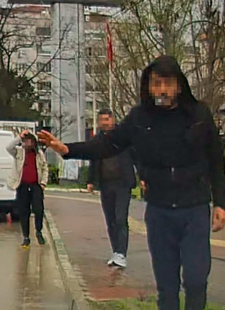 Bursa'da Yol Verme Kavgası! 3 Kişi Sürücüye Saldırdı (3)