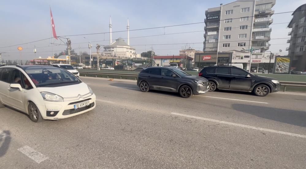 Bursa'da Yolun Ortasına Bırakılan Cip Herkesi Şaşırttı! (2)