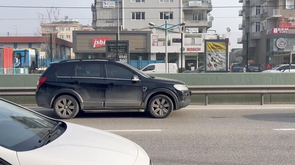 Bursa'da Yolun Ortasına Bırakılan Cip Herkesi Şaşırttı! (3)