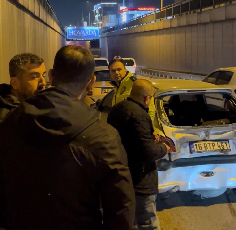 Bursa’da Zincirleme Trafik Kazası Sonrası Kavga Çıktı! (2)