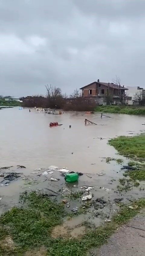 Bursa'ya Sağanak Vurdu! Tarlalar Göle Döndü, Hayvanlar Mahsur Kaldı (1)
