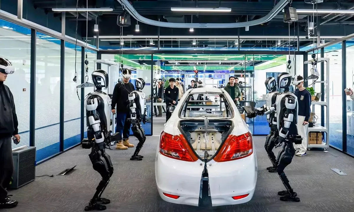 Çin Robotlara Okul Açtı! İnsansı Robotlar Gerçek İş Hayatına Böyle Hazırlanıyor (1)-1