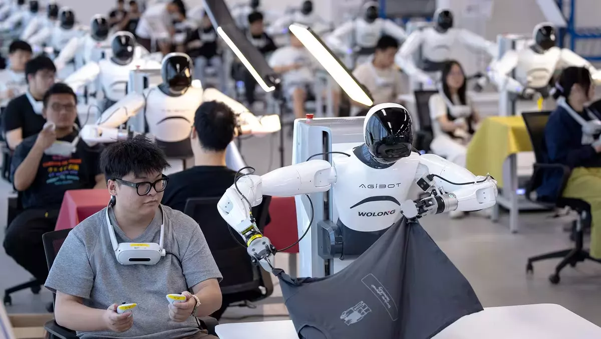Çin Robotlara Okul Açtı! İnsansı Robotlar Gerçek İş Hayatına Böyle Hazırlanıyor (2)