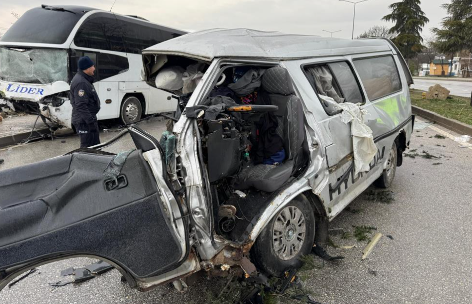 Çorum'da Otobüs Ile Minibüs Çarpıştı! 1'I Ağır 7 Yaralı (2)