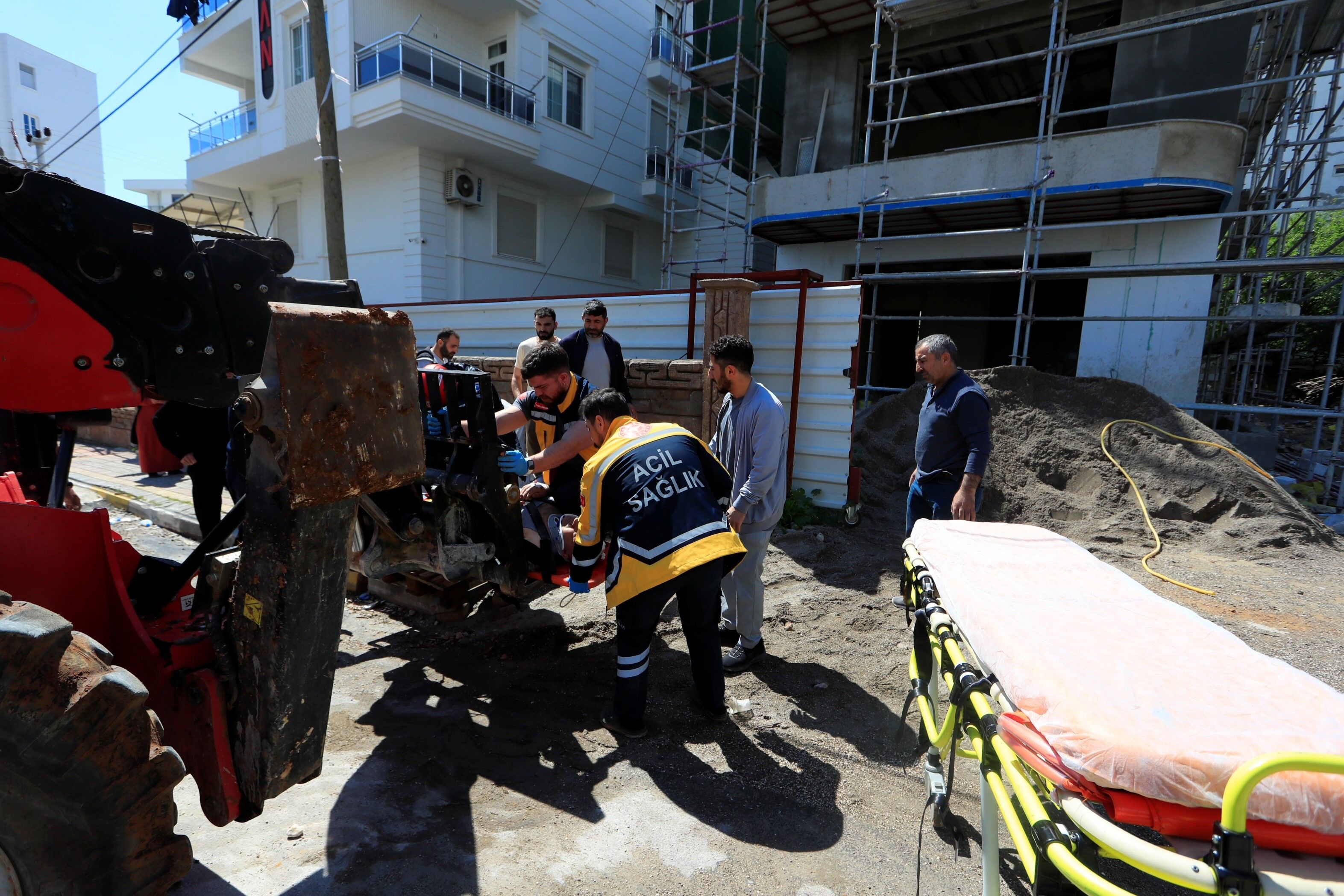 Demir Iskeleden Düşen Inşaat Işçisi Yaralandı (1)