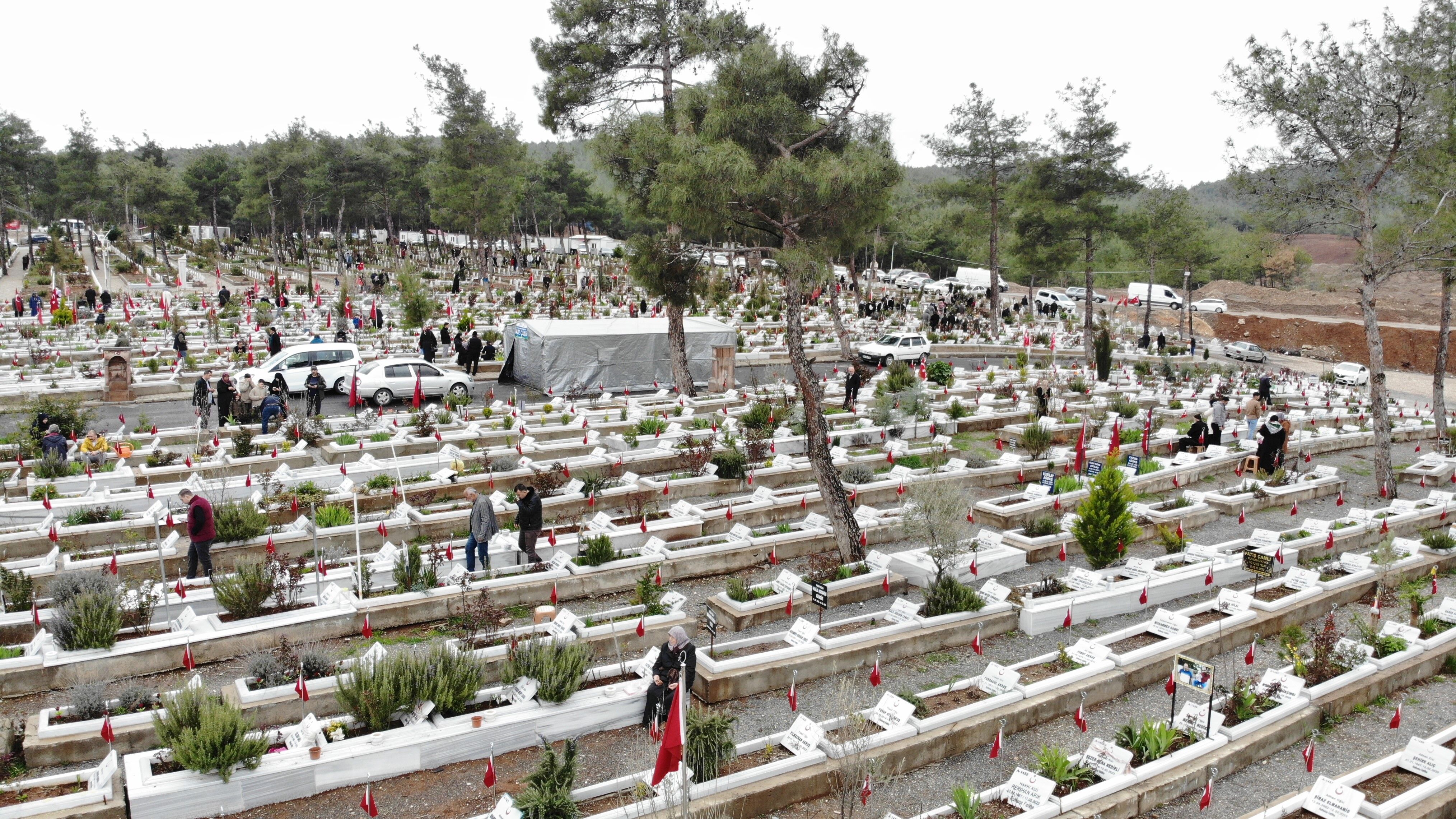 Deprem Şehitliğinde Hüzünlü Bayram (1)