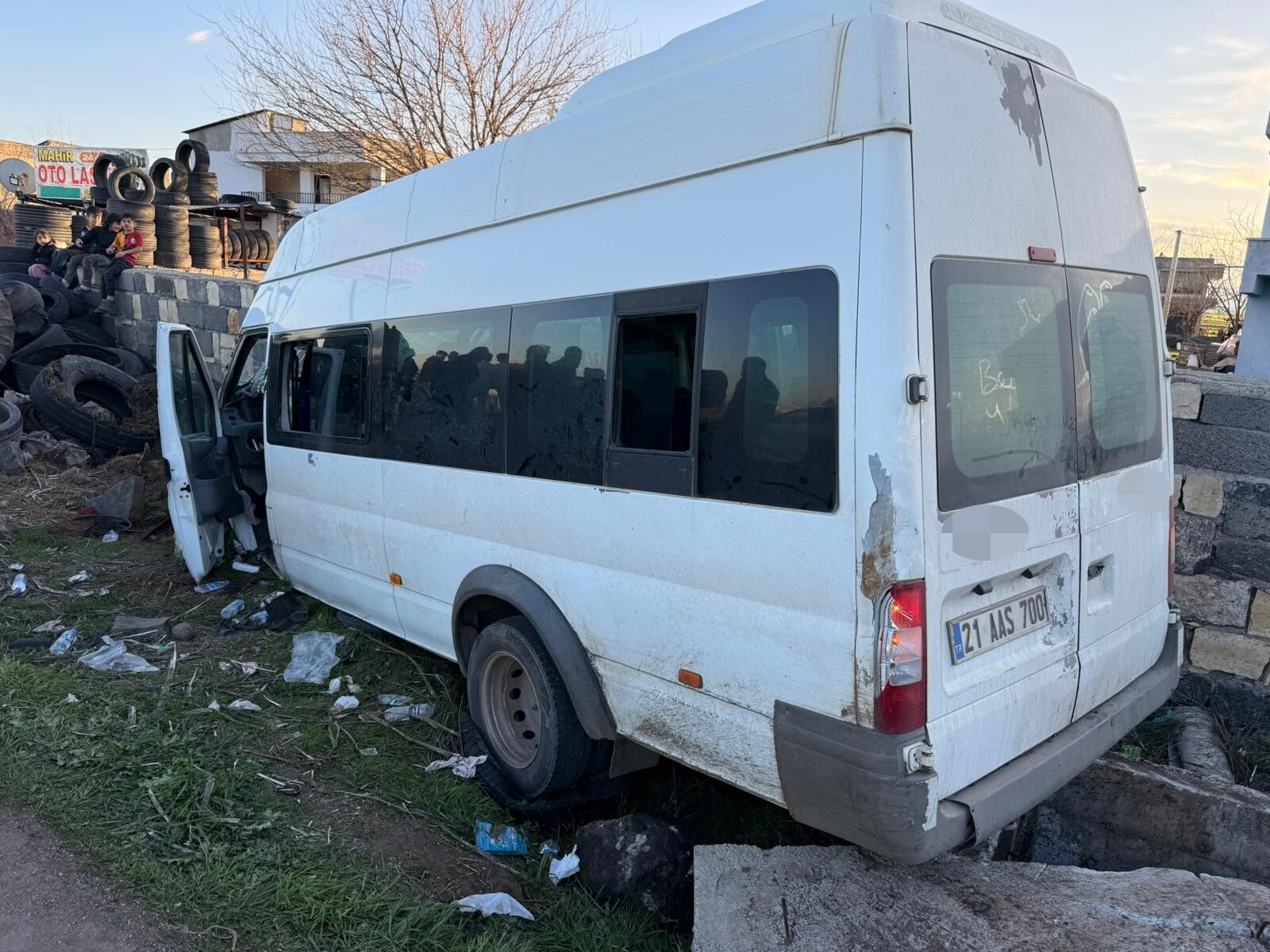 Diyarbakır'da Işçi Minibüsü Duvara Çarptı! 12 Yaralı (3)