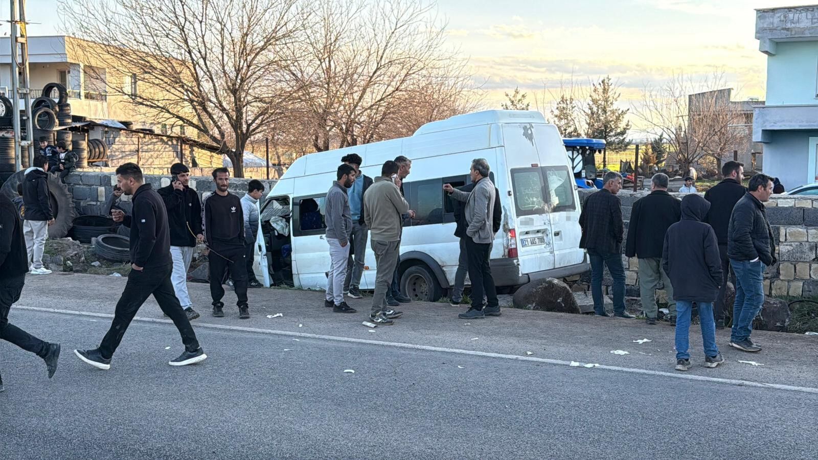 Diyarbakır'da Işçi Minibüsü Duvara Çarptı! 12 Yaralı (4)
