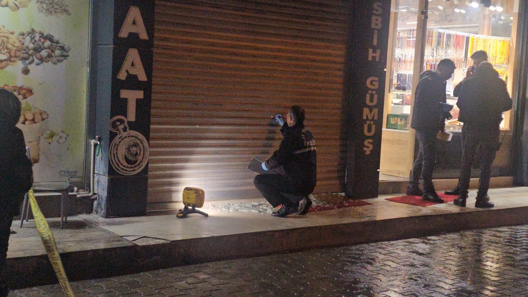 Elazığ’da Iş Yerine Silahlı Saldırı! Vitrine 9 Kurşun Isabet Etti (2)