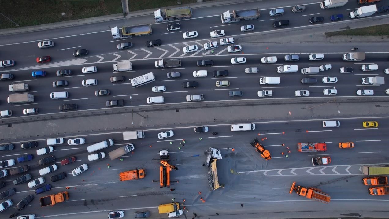 Eyüpsultan Tem'de Zincirleme Trafik Kazası! Hafriyat Kamyonu Devrildi, Iki Araç Bariyerlere Çarptı (1)