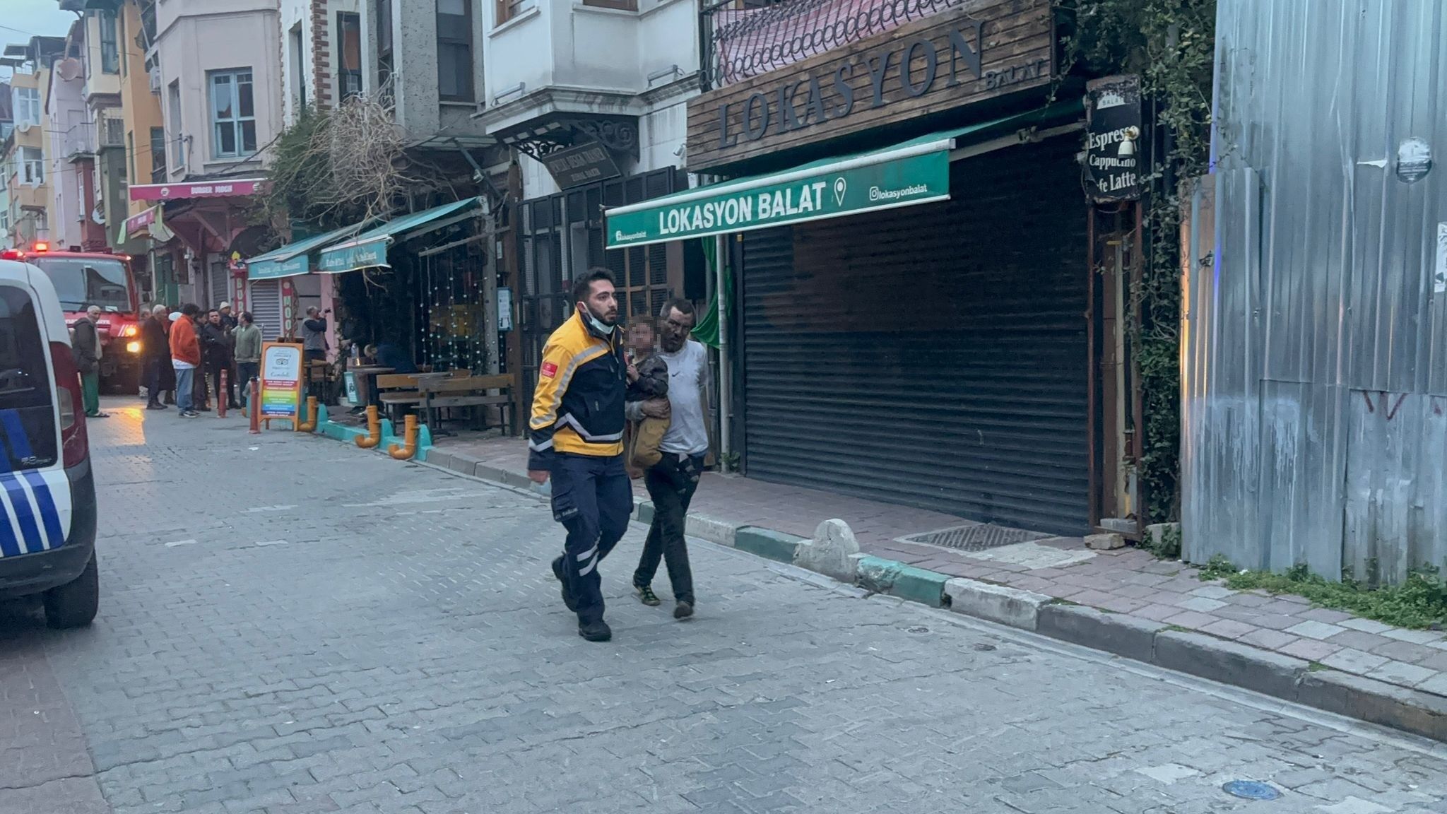 Fatihte 3 Katlı Binada Yangın Çıktı! 1 Ölü 5 Yaralı (2)