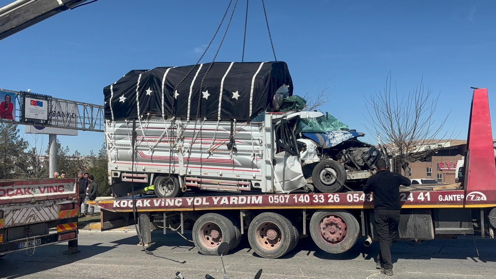 Gaziantep'te Minibüs Ile Kamyonet Çarpıştı! 4 Yaralı (2)