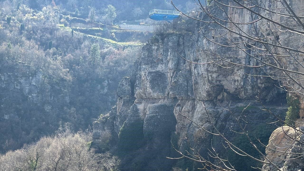 Genç Kız 80 Metre Yüksekliğindeki Cam Terastan Kendini Boşluğa Bıraktı (1)