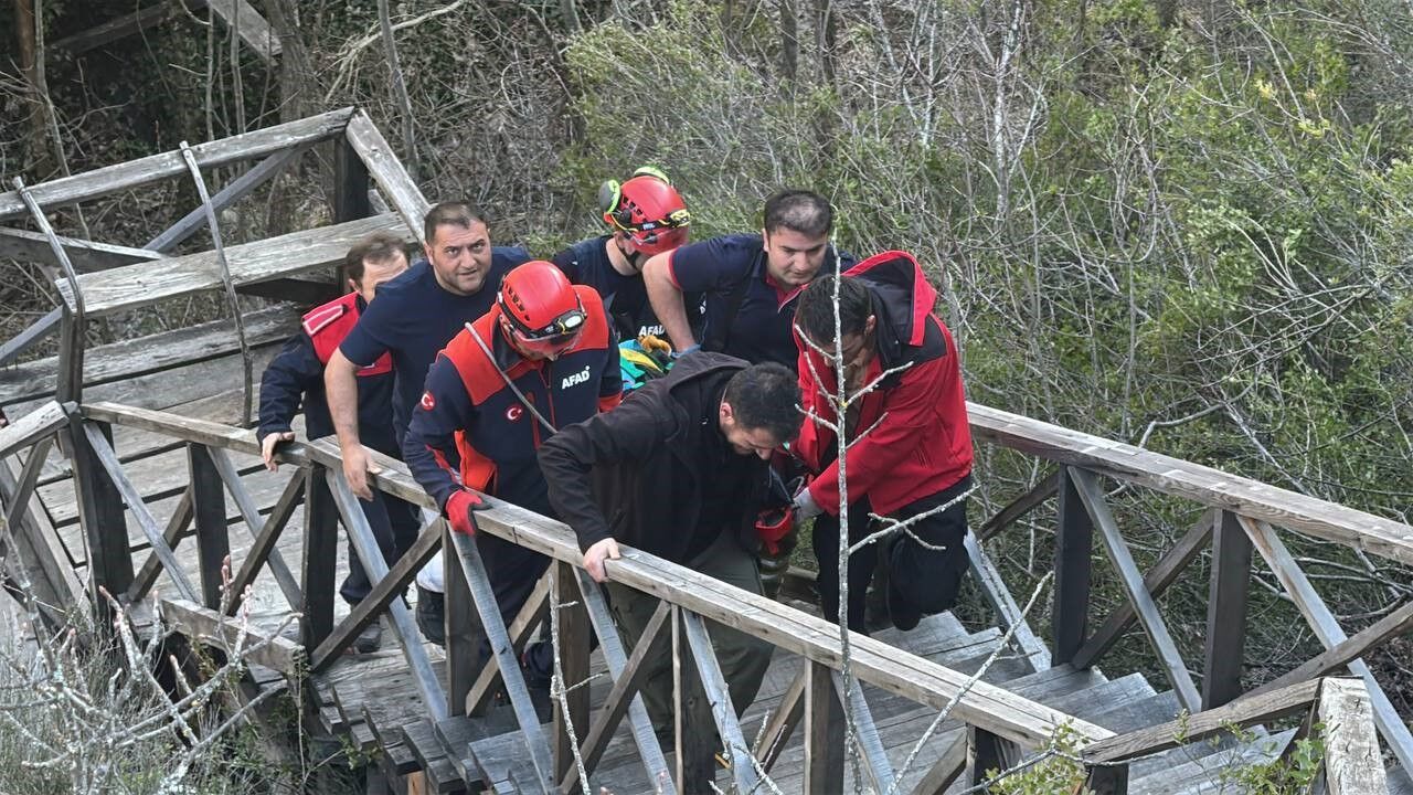 Genç Kız 80 Metre Yüksekliğindeki Cam Terastan Kendini Boşluğa Bıraktı (4)