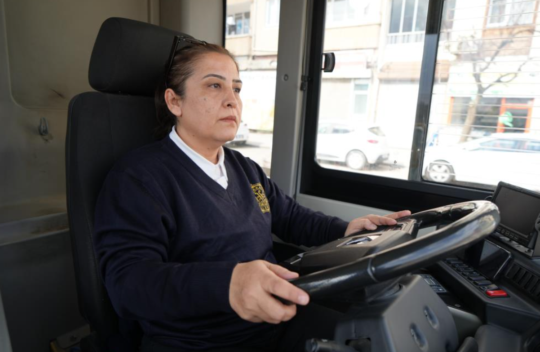 Hayaliydi, Başardı! Şehrin Ilk Kadın Otobüs Şoförü Oldu (3)