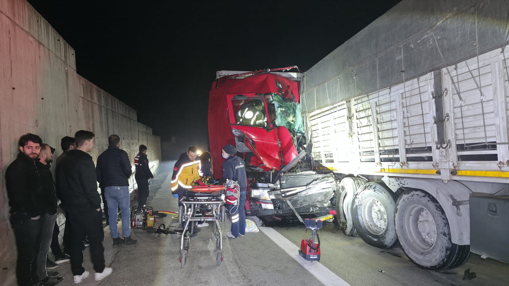 İnegöl Istikametinde Feci Kaza! Sürücü Aracın Içerisinde Sıkıştı (1)