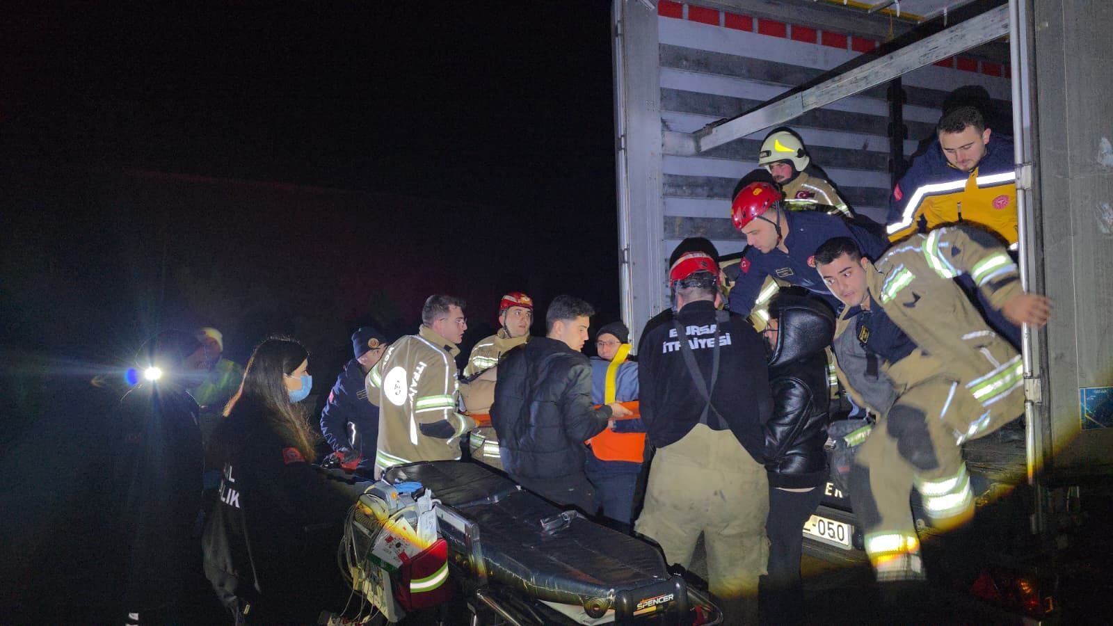 İnegöl Istikametinde Feci Kaza! Sürücü Aracın Içerisinde Sıkıştı (2)