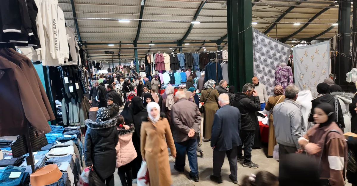 İnegöl Merpa Giyim Pazarı Bayram Öncesi Doldu Taştı (1)