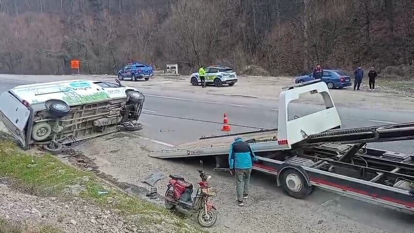 İnegöl Mezitler’de Minibüs Devrildi! Sürücü Yaralandı (2)